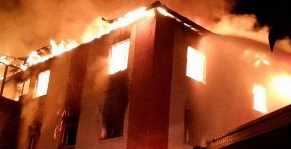 Σοκ: Κάηκαν 12 μαθητές στα Άδανα από πυρκαγιά σε κοιτώνα | Pagenews.gr Σοκ: Κάηκαν 12 μαθητές στα Άδανα από πυρκαγιά σε κοιτώνα | Pagenews.gr