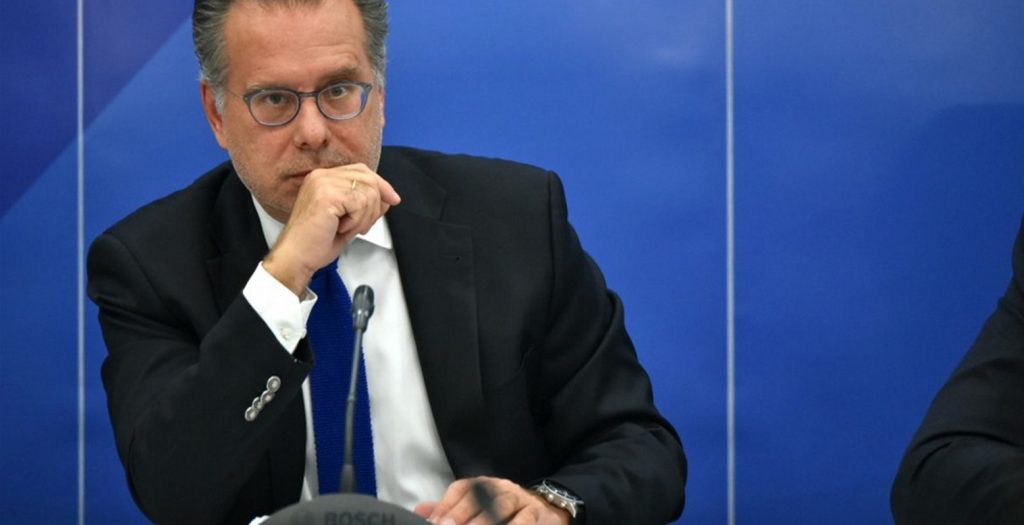 Κουμουτσάκος: Δεν μιλάμε για «λευκό καπνό», αλλά για «λευκή πετσέτα» | Pagenews.gr Κουμουτσάκος: Δεν μιλάμε για «λευκό καπνό», αλλά για «λευκή πετσέτα» | Pagenews.gr