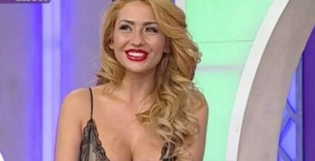 Ακατάλληλες εικόνες: Το στήθος της παρουσιάστριας βγήκε στον αέρα και δεν το παρατήρησε κανείς (vid) | Pagenews.gr Ακατάλληλες εικόνες: Το στήθος της παρουσιάστριας βγήκε στον αέρα και δεν το παρατήρησε κανείς (vid) | Pagenews.gr