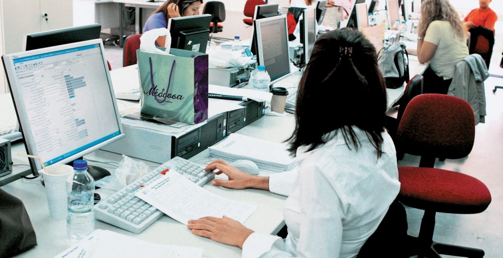 Δημοσκόπηση: 6 στους 10 ζητούν την απόλυση δημοσίων υπαλλήλων | Pagenews.gr Δημοσκόπηση: 6 στους 10 ζητούν την απόλυση δημοσίων υπαλλήλων | Pagenews.gr