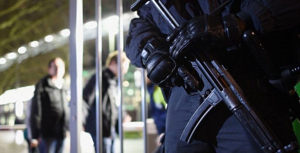 Ολλανδία: Συνελήφθη τρομοκράτης με καλάσνικοφ κι εκρηκτικά | Pagenews.gr Ολλανδία: Συνελήφθη τρομοκράτης με καλάσνικοφ κι εκρηκτικά | Pagenews.gr