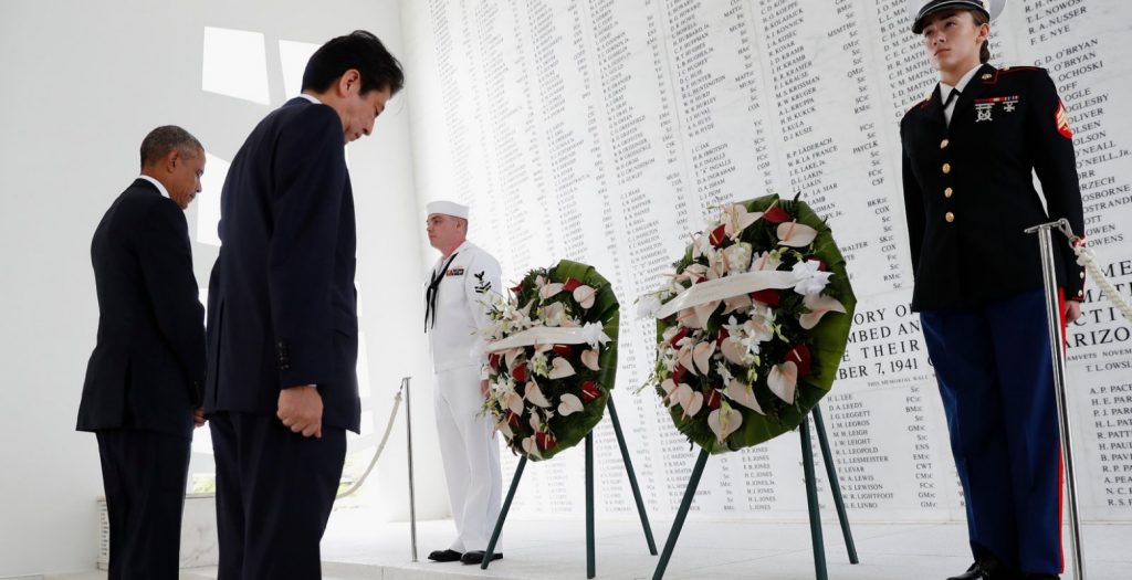 Ιστορική επίσκεψη του Ιάπωνα πρωθυπουργού στο Περλ Χάρμπορ | Pagenews.gr Ιστορική επίσκεψη του Ιάπωνα πρωθυπουργού στο Περλ Χάρμπορ | Pagenews.gr
