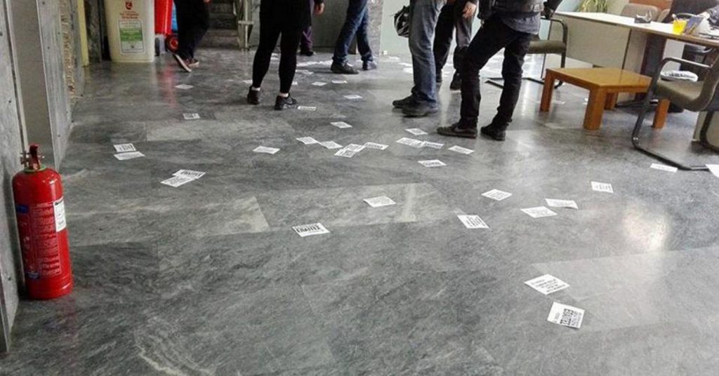 Ρουβίκωνας: Τέσσερις μπήκαμε στο προαύλιο του Μαξίμου, ο ένας έφτασε μέχρι την είσοδο | Pagenews.gr Ρουβίκωνας: Τέσσερις μπήκαμε στο προαύλιο του Μαξίμου, ο ένας έφτασε μέχρι την είσοδο | Pagenews.gr