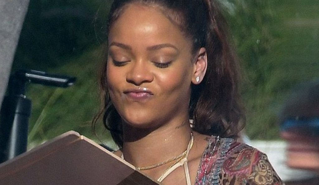 Το μπούστο της Rihanna «έβγαλε μάτια» στο Μαϊάμι (pics) | Pagenews.gr Το μπούστο της Rihanna «έβγαλε μάτια» στο Μαϊάμι (pics) | Pagenews.gr