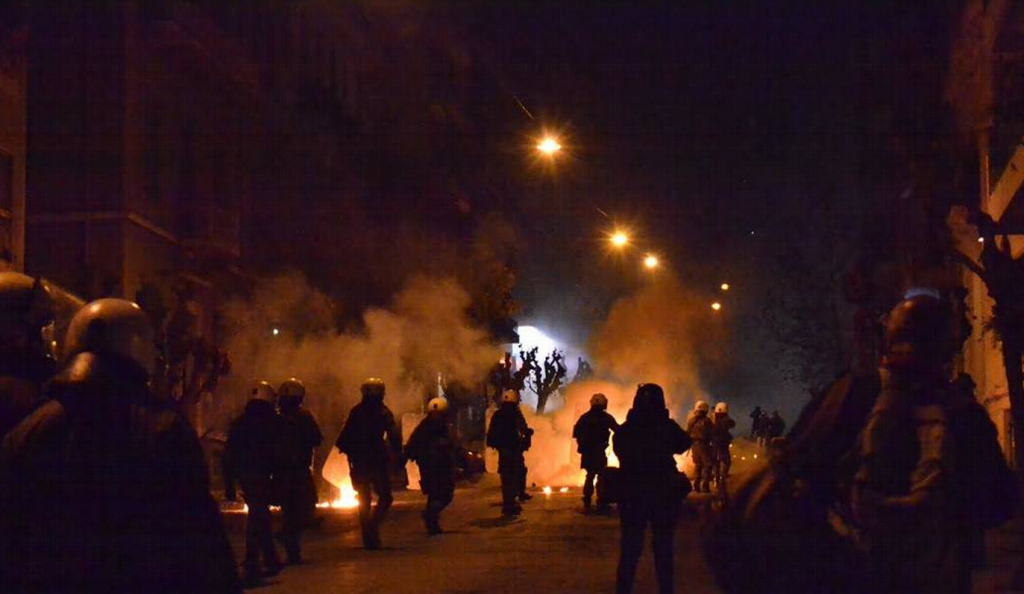 Επεισόδια στην πορεία διαμαρτυρίας ενάντια στην εκκένωση της βίλας Ζωγράφου | Pagenews.gr Επεισόδια στην πορεία διαμαρτυρίας ενάντια στην εκκένωση της βίλας Ζωγράφου | Pagenews.gr