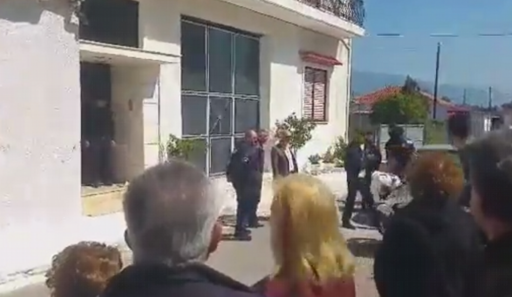 Τραγωδία στη Μεσσήνη: Πατέρας σκότωσε την κόρη του και αυτοκτόνησε (vid) | Pagenews.gr Τραγωδία στη Μεσσήνη: Πατέρας σκότωσε την κόρη του και αυτοκτόνησε (vid) | Pagenews.gr