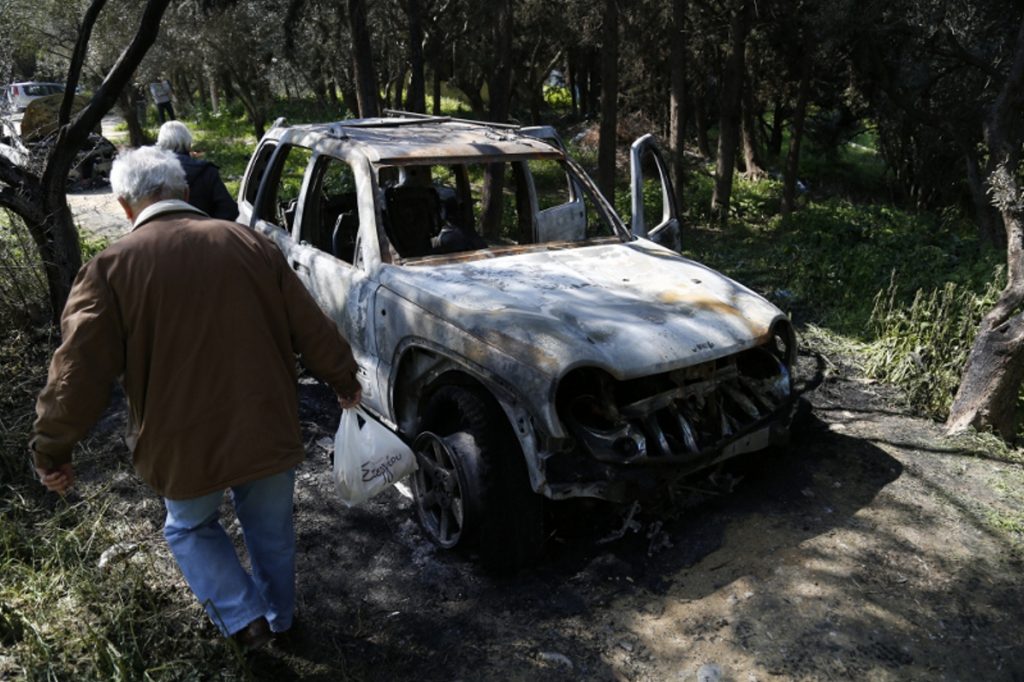 Στάχτη τα αυτοκίνητα που χρησιμοποίησαν οι απαγωγείς (pic) | Pagenews.gr Στάχτη τα αυτοκίνητα που χρησιμοποίησαν οι απαγωγείς (pic) | Pagenews.gr
