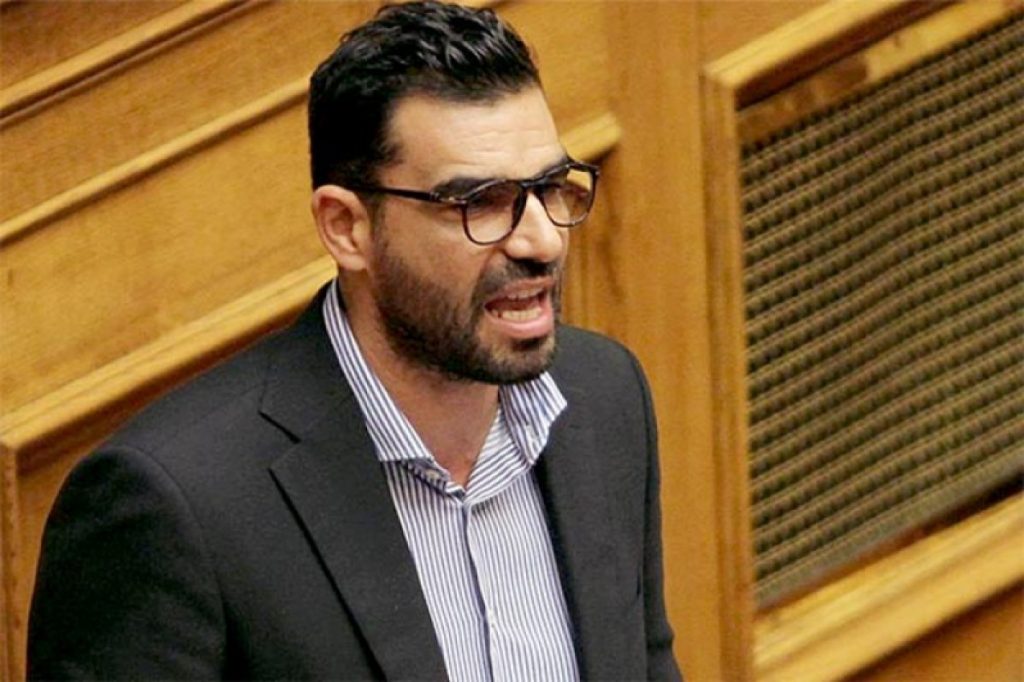 Καλαμάτα: Βγάλε το μέικ απ είπε ο Κωνσταντινέας σε καθηγήτρια που τον αποκάλεσε βλάκα (vid) | Pagenews.gr Καλαμάτα: Βγάλε το μέικ απ είπε ο Κωνσταντινέας σε καθηγήτρια που τον αποκάλεσε βλάκα (vid) | Pagenews.gr