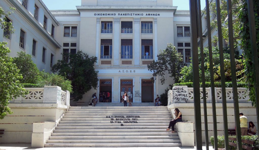 Ανομία χωρίς τέλος στο Οικονομικό Πανεπιστήμιο Αθηνών: Τοξικομανής εισβάλει σε γραφείο με φοιτητές (vid) | Pagenews.gr Ανομία χωρίς τέλος στο Οικονομικό Πανεπιστήμιο Αθηνών: Τοξικομανής εισβάλει σε γραφείο με φοιτητές (vid) | Pagenews.gr