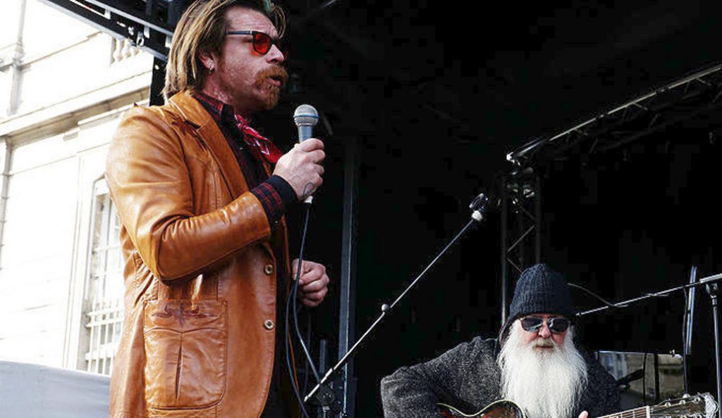 Παρίσι: Συναυλία έκπληξη από μέλη των Eagles of Death Metal στη μνήμη των θυμάτων του Μπατακλάν | Pagenews.gr Παρίσι: Συναυλία έκπληξη από μέλη των Eagles of Death Metal στη μνήμη των θυμάτων του Μπατακλάν | Pagenews.gr