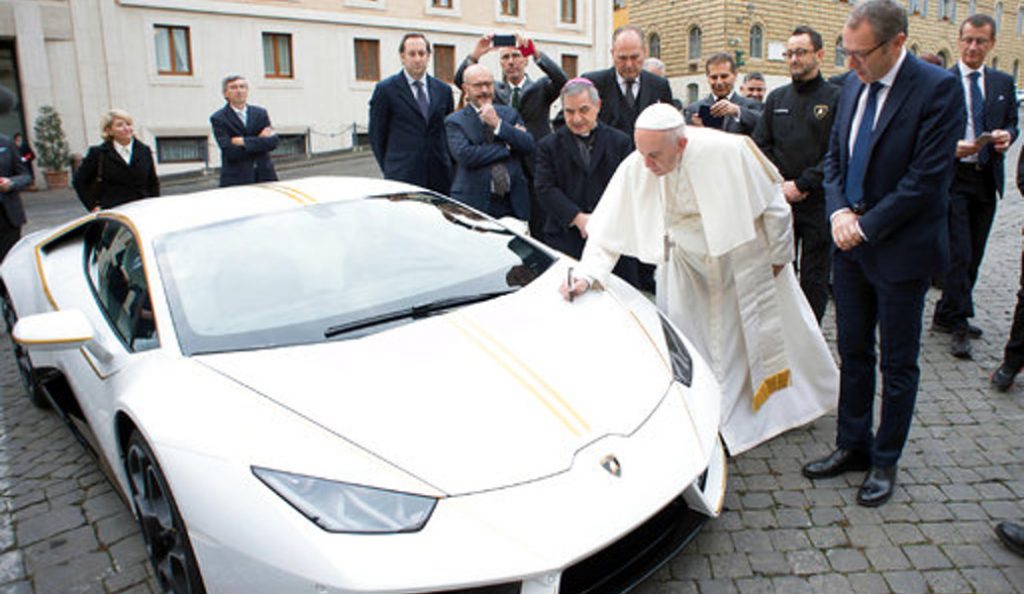 Πάπας: Αρνήθηκε μία Lamborghini, ειδικά φτιαγμένη για αυτόν (pics) | Pagenews.gr Πάπας: Αρνήθηκε μία Lamborghini, ειδικά φτιαγμένη για αυτόν (pics) | Pagenews.gr