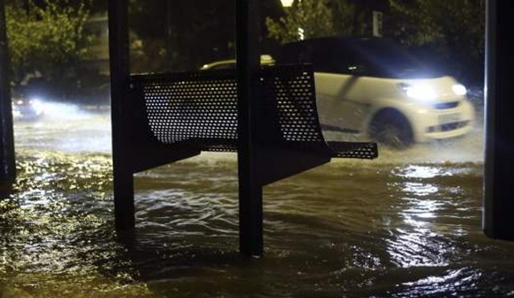 Αθήνα: Ισχυρή καταιγίδα σαρώνει στην πρωτεύουσα (vids) | Pagenews.gr Αθήνα: Ισχυρή καταιγίδα σαρώνει στην πρωτεύουσα (vids) | Pagenews.gr