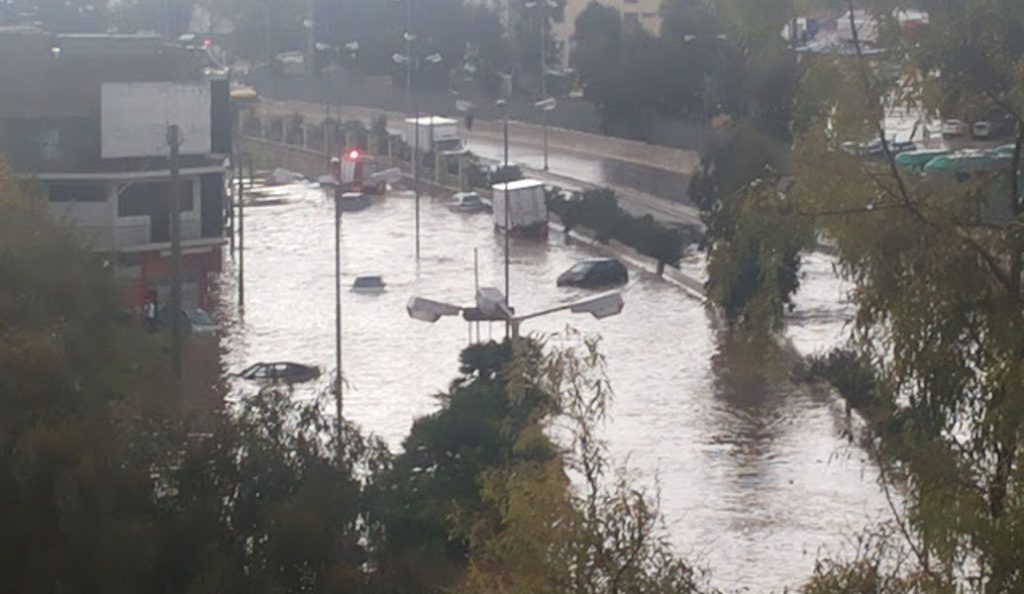 (UPD) Κακοκαιρία: Σφοδρή καταιγίδα στην Αττική – Αυτοκίνητα παρασύρθηκαν στο Κερατσίνι (pics & vids) | Pagenews.gr (UPD) Κακοκαιρία: Σφοδρή καταιγίδα στην Αττική – Αυτοκίνητα παρασύρθηκαν στο Κερατσίνι (pics & vids) | Pagenews.gr