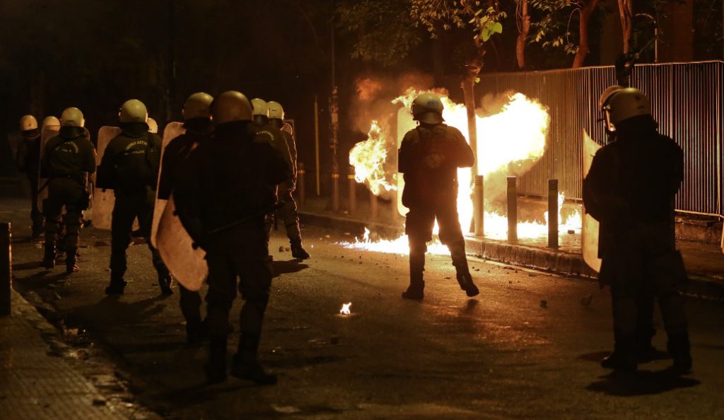 Θεσσαλονίκη: Μολότοφ και χημικά στην πορεία για το Πολυτεχνείο – Μία προσαγωγή (vid) | Pagenews.gr Θεσσαλονίκη: Μολότοφ και χημικά στην πορεία για το Πολυτεχνείο – Μία προσαγωγή (vid) | Pagenews.gr