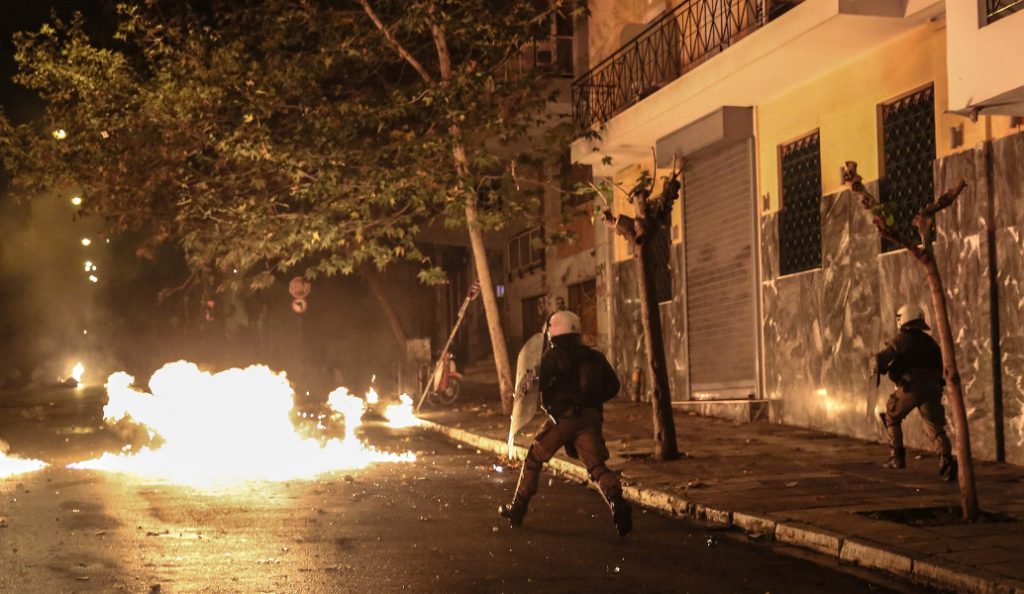 Εξάρχεια: Φωτοβολίδα καρφωμένη στο πόδι γυναίκας (pics) | Pagenews.gr Εξάρχεια: Φωτοβολίδα καρφωμένη στο πόδι γυναίκας (pics) | Pagenews.gr