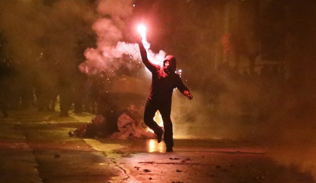 Μολότοφ, δακρυγόνα, τραυματίες και προσαγωγές στην επέτειο του Πολυτεχνείου (pics &vid) | Pagenews.gr Μολότοφ, δακρυγόνα, τραυματίες και προσαγωγές στην επέτειο του Πολυτεχνείου (pics &vid) | Pagenews.gr