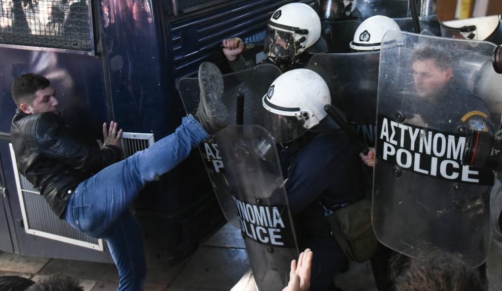Μέλη του ΠΑΜΕ έκαναν έφοδο στο Υπουργείο Εργασίας | Pagenews.gr Μέλη του ΠΑΜΕ έκαναν έφοδο στο Υπουργείο Εργασίας | Pagenews.gr