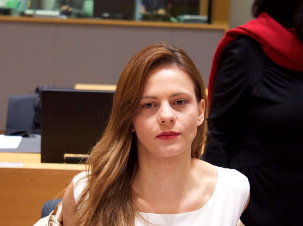 Έφη Αχτσιόγλου: Η επιτομή του λαϊκισμού από το κόμμα που εκτίναξε την ανεργία των νέων πάνω από το 60% | Pagenews.gr Έφη Αχτσιόγλου: Η επιτομή του λαϊκισμού από το κόμμα που εκτίναξε την ανεργία των νέων πάνω από το 60% | Pagenews.gr