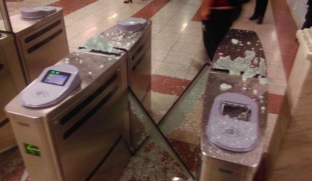Μετρό Πανεπιστήμιο: Κουκουλοφόροι τα έκαναν «γυαλιά – καρφιά» – Έσπασαν ακυρωτικά μηχανήματα | Pagenews.gr Μετρό Πανεπιστήμιο: Κουκουλοφόροι τα έκαναν «γυαλιά – καρφιά» – Έσπασαν ακυρωτικά μηχανήματα | Pagenews.gr