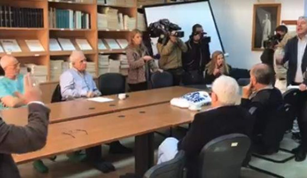 ΠΟΕΔΗΝ: Μέλη της εισέβαλαν στο νοσοκομείο «Ερυθρός Σταυρός» (vid) | Pagenews.gr ΠΟΕΔΗΝ: Μέλη της εισέβαλαν στο νοσοκομείο «Ερυθρός Σταυρός» (vid) | Pagenews.gr