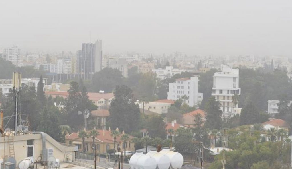 Κύπρος: «Πνίγηκε» στην σκόνη (pic) | Pagenews.gr Κύπρος: «Πνίγηκε» στην σκόνη (pic) | Pagenews.gr
