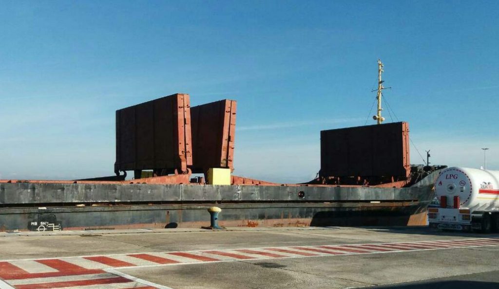 Ηράκλειο Κρήτης: Απομακρύνονται από το λιμάνι τα εκρηκτικά από το πλοίο «Andromeda» | Pagenews.gr Ηράκλειο Κρήτης: Απομακρύνονται από το λιμάνι τα εκρηκτικά από το πλοίο «Andromeda» | Pagenews.gr