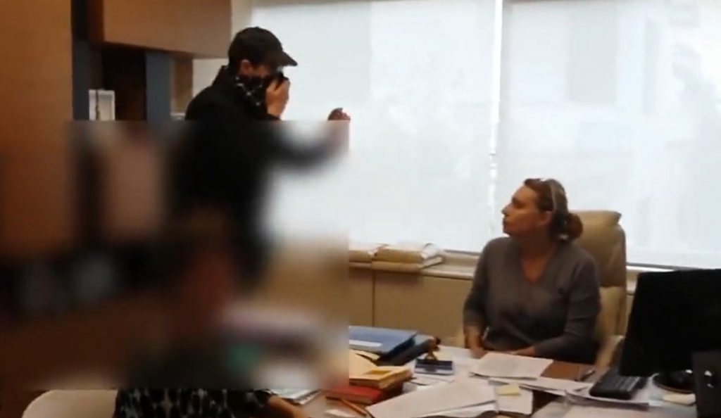 «Ντου» του Ρουβίκωνα σε συμβολαιογραφείο στα Εξάρχεια (vid) | Pagenews.gr «Ντου» του Ρουβίκωνα σε συμβολαιογραφείο στα Εξάρχεια (vid) | Pagenews.gr