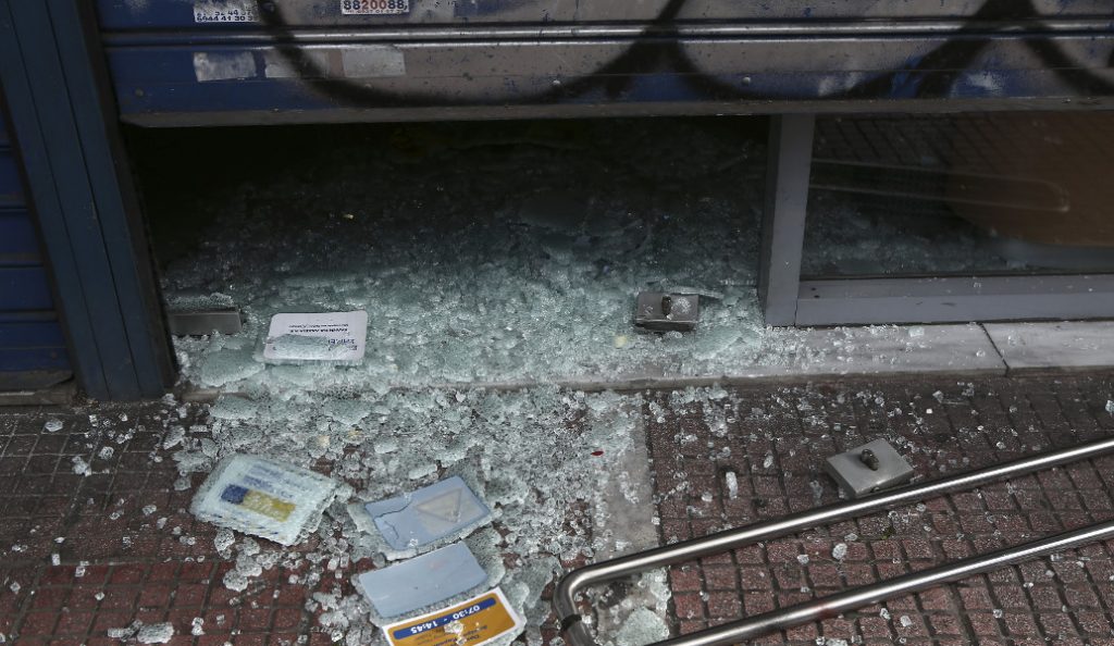 ΕΛΤΑ: Επίθεση κουκουλοφόρων στα γραφεία στον Ταύρο | Pagenews.gr ΕΛΤΑ: Επίθεση κουκουλοφόρων στα γραφεία στον Ταύρο | Pagenews.gr
