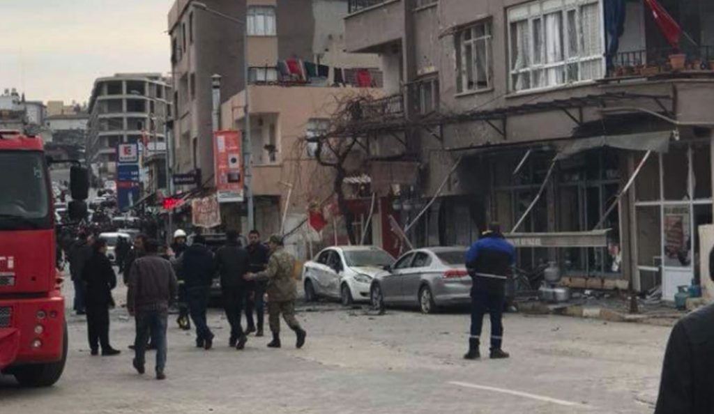 Τουρκία: Πύραυλος χτύπησε πόλη κοντά στα σύνορα με τη Συρία – Ένας νεκρός, 32 τραυματίες (pics & vid) | Pagenews.gr Τουρκία: Πύραυλος χτύπησε πόλη κοντά στα σύνορα με τη Συρία – Ένας νεκρός, 32 τραυματίες (pics & vid) | Pagenews.gr
