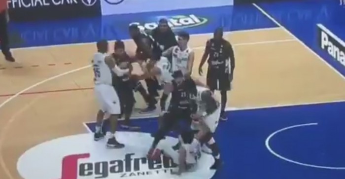Άγριος καυγάς στο παρκέ με πρωταγωνιστή τον Τζεντίλε! (vid) | Pagenews.gr Άγριος καυγάς στο παρκέ με πρωταγωνιστή τον Τζεντίλε! (vid) | Pagenews.gr