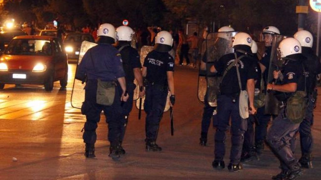 Επεισόδια στην Πάτρα από οπαδούς του Ολυμπιακού (vid) | Pagenews.gr Επεισόδια στην Πάτρα από οπαδούς του Ολυμπιακού (vid) | Pagenews.gr