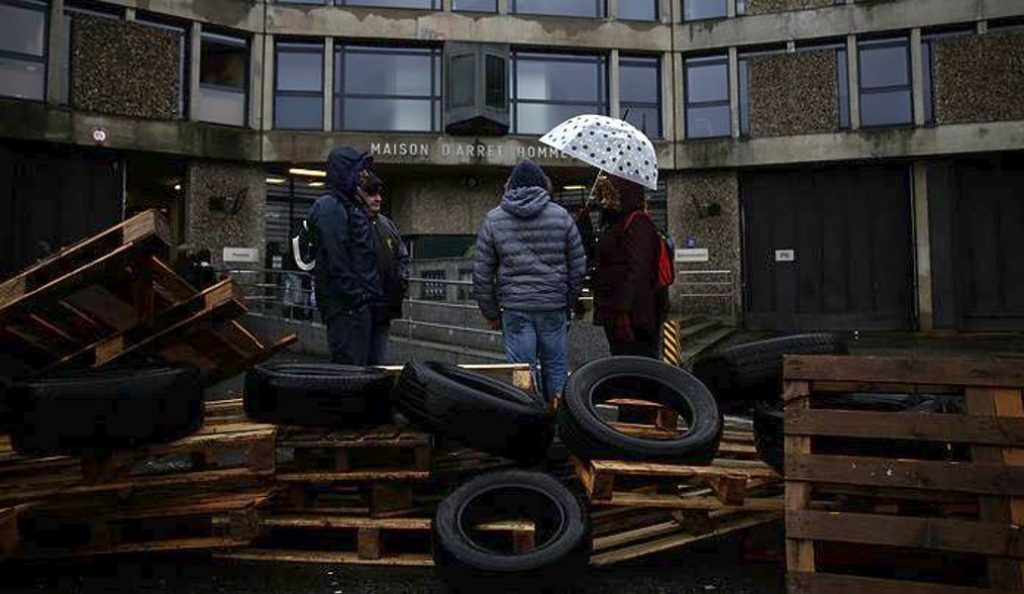 Γαλλία: Σε απεργία οι δεσμοφύλακες κατά των μεταρρυθμίσεων Μακρόν | Pagenews.gr Γαλλία: Σε απεργία οι δεσμοφύλακες κατά των μεταρρυθμίσεων Μακρόν | Pagenews.gr