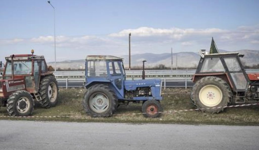 Φλώρινα: Παρέταξαν τρακτέρ στον κόμβο Αντιγόνου | Pagenews.gr Φλώρινα: Παρέταξαν τρακτέρ στον κόμβο Αντιγόνου | Pagenews.gr