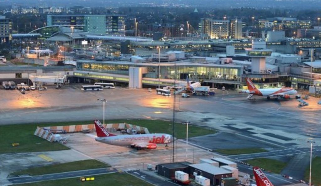 Βρετανία: Η αστυνομία εκκένωσε terminal στο αεροδρόμιο του Μάντσεστερ | Pagenews.gr Βρετανία: Η αστυνομία εκκένωσε terminal στο αεροδρόμιο του Μάντσεστερ | Pagenews.gr