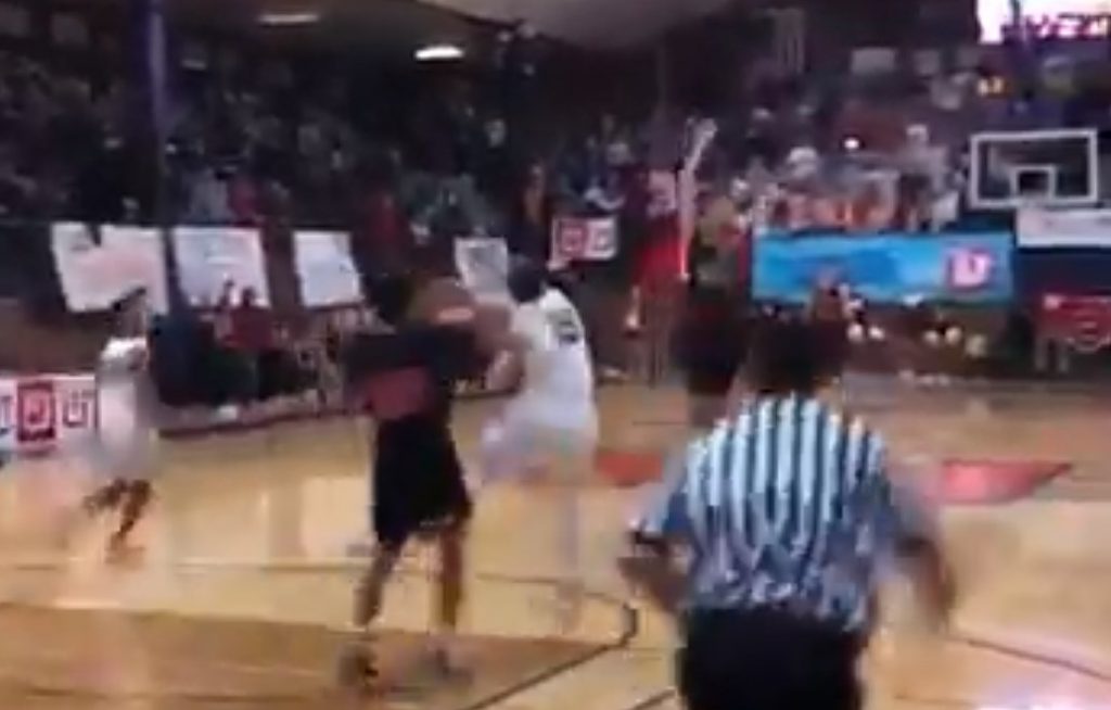ΗΠΑ: Απίθανο buzzer beater από 15χρονο (vid) | Pagenews.gr ΗΠΑ: Απίθανο buzzer beater από 15χρονο (vid) | Pagenews.gr