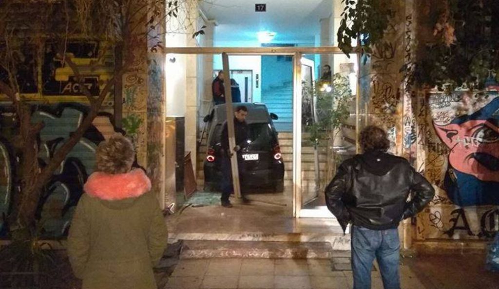 Εξάρχεια: Smart «εισέβαλε» σε είσοδο πολυκατοικίας | Pagenews.gr Εξάρχεια: Smart «εισέβαλε» σε είσοδο πολυκατοικίας | Pagenews.gr