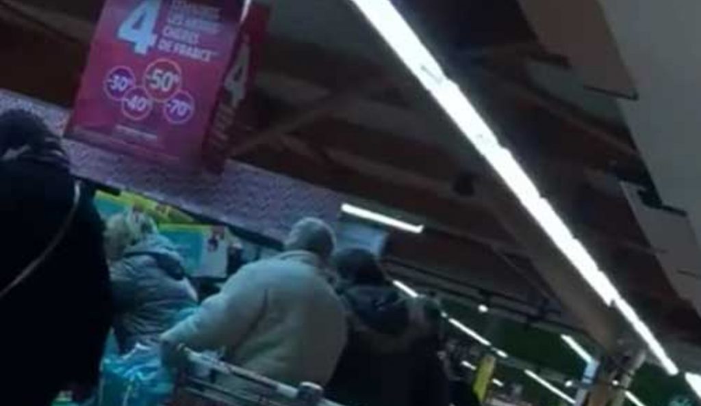 Γαλλία: Σκοτωμός (και) για τα Pampers (vids) | Pagenews.gr Γαλλία: Σκοτωμός (και) για τα Pampers (vids) | Pagenews.gr
