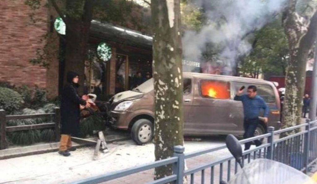 Κίνα: Φλεγόμενο βαν έπεσε σε πεζούς στη Σαγκάη – 18 τραυματίες (vid) | Pagenews.gr Κίνα: Φλεγόμενο βαν έπεσε σε πεζούς στη Σαγκάη – 18 τραυματίες (vid) | Pagenews.gr