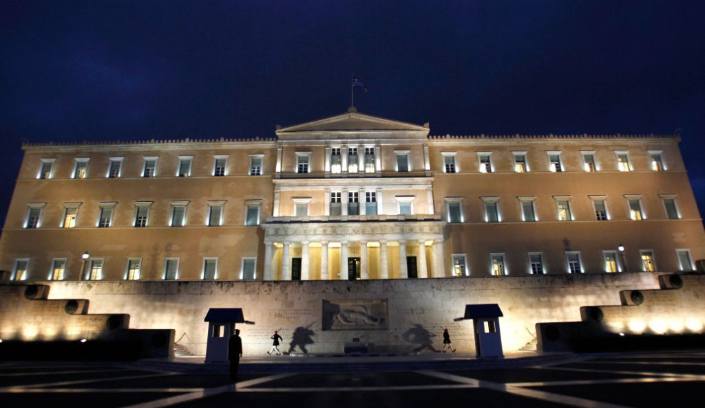 Βουλή: Φωταγωγείται τιμώντας την Ημέρα κατά του Καρκίνου | Pagenews.gr Βουλή: Φωταγωγείται τιμώντας την Ημέρα κατά του Καρκίνου | Pagenews.gr