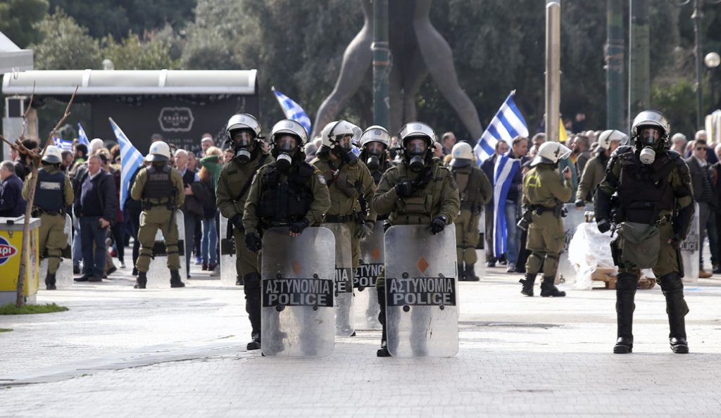 Επεισόδια στο κέντρο: Αντιεξουσιαστές χτύπησαν μοτοσικλετιστή | Pagenews.gr Επεισόδια στο κέντρο: Αντιεξουσιαστές χτύπησαν μοτοσικλετιστή | Pagenews.gr