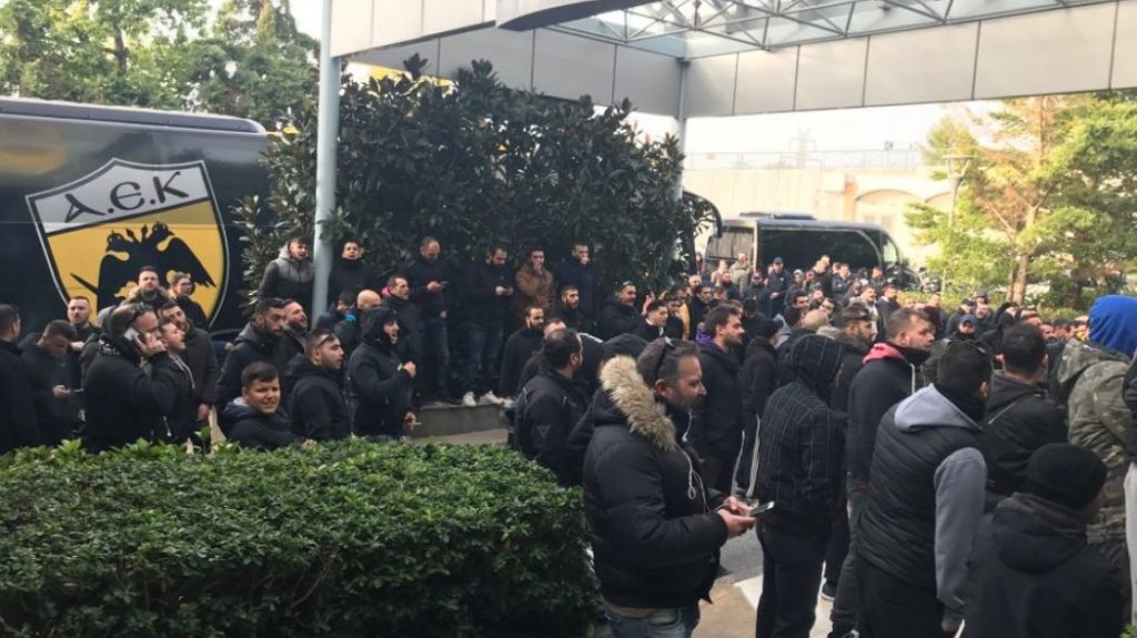 Οπαδοί στο ξενοδοχείο της ΑΕΚ | Pagenews.gr Οπαδοί στο ξενοδοχείο της ΑΕΚ | Pagenews.gr