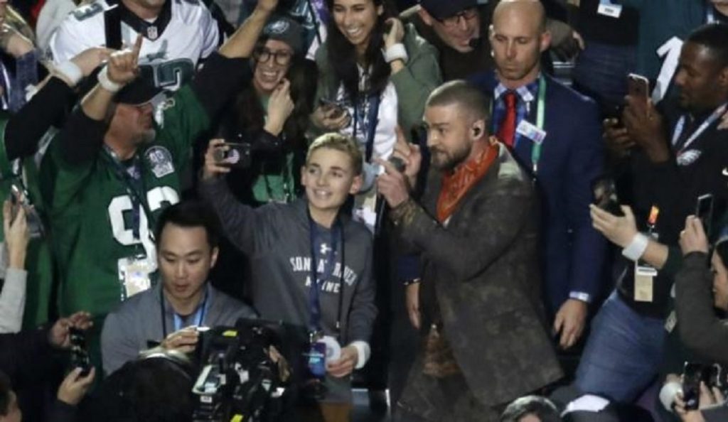Super Bowl: Ο πιτσιρικάς που κάνει τον γύρο του κόσμου επειδή το κινητό του… δεν δούλευε (pics&vids) | Pagenews.gr Super Bowl: Ο πιτσιρικάς που κάνει τον γύρο του κόσμου επειδή το κινητό του… δεν δούλευε (pics&vids) | Pagenews.gr