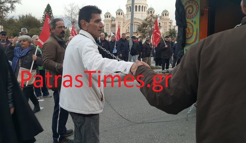 Πάτρα: Διαδηλωτές αλυσοδέθηκαν για να «υποδεχτούν» τον Αλέξη Τσίπρα (pics & vid) | Pagenews.gr Πάτρα: Διαδηλωτές αλυσοδέθηκαν για να «υποδεχτούν» τον Αλέξη Τσίπρα (pics & vid) | Pagenews.gr