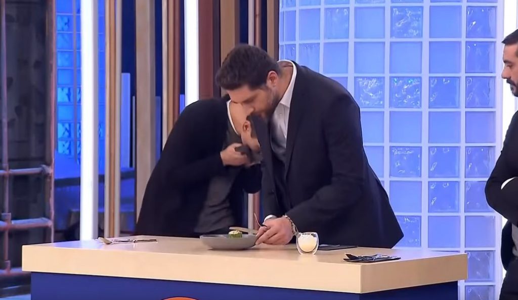 Master Chef 2: Κοντιζάς και Κουτσόπουλος έφτυσαν φαγητό διαγωνιζόμενου (vid) | Pagenews.gr Master Chef 2: Κοντιζάς και Κουτσόπουλος έφτυσαν φαγητό διαγωνιζόμενου (vid) | Pagenews.gr