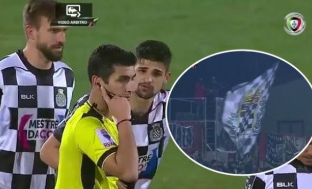 Φοβερό σκηνικό: Μια σημαία κάλυψε το replay του VAR! (vid) | Pagenews.gr Φοβερό σκηνικό: Μια σημαία κάλυψε το replay του VAR! (vid) | Pagenews.gr