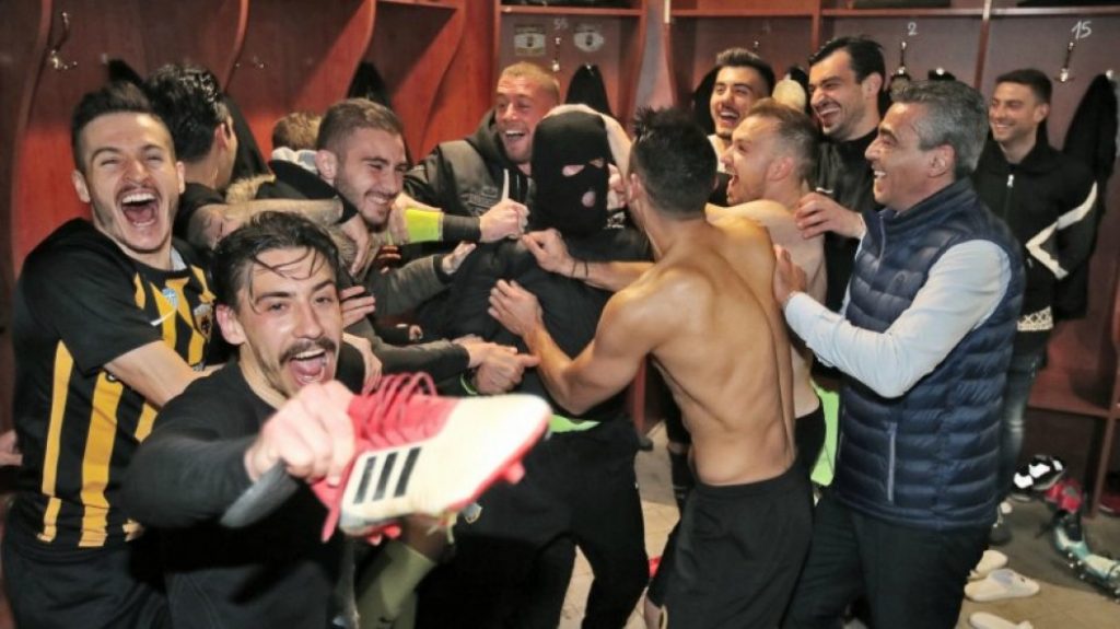 Ξέφρενοι πανηγυρισμοί στα αποδυτήρια της ΑΕΚ | Pagenews.gr Ξέφρενοι πανηγυρισμοί στα αποδυτήρια της ΑΕΚ | Pagenews.gr