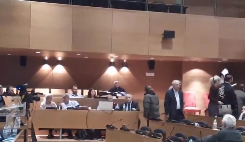 Θεσσαλονίκη: Ένταση στο δημοτικό συμβούλιο μεταξύ μικρομετόχων του ΟΑΣΘ και του Στέλιου Παππά (vid) | Pagenews.gr Θεσσαλονίκη: Ένταση στο δημοτικό συμβούλιο μεταξύ μικρομετόχων του ΟΑΣΘ και του Στέλιου Παππά (vid) | Pagenews.gr