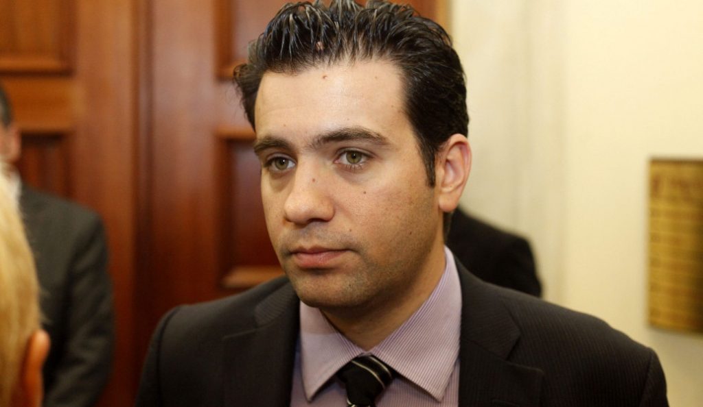 Ανδρέας Παπαδόπουλος: Καταδικάστηκε έπειτα από μήνυση της ΧΑ – Οι αντιδράσεις | Pagenews.gr Ανδρέας Παπαδόπουλος: Καταδικάστηκε έπειτα από μήνυση της ΧΑ – Οι αντιδράσεις | Pagenews.gr