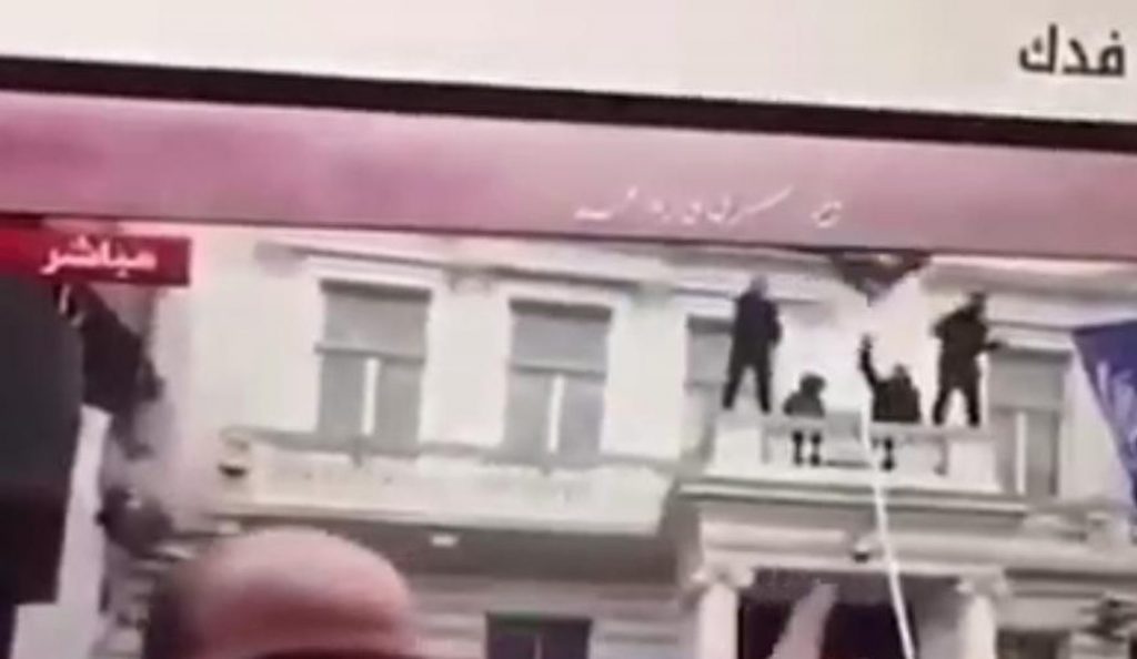 Λονδίνο: Κουκουλοφόροι εισέβαλαν στην πρεσβεία του Ιράν (pic) | Pagenews.gr Λονδίνο: Κουκουλοφόροι εισέβαλαν στην πρεσβεία του Ιράν (pic) | Pagenews.gr