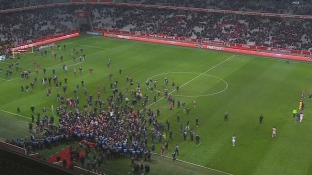 Μαζική εισβολή στο γήπεδο οπαδών της Λιλ (vid) | Pagenews.gr Μαζική εισβολή στο γήπεδο οπαδών της Λιλ (vid) | Pagenews.gr